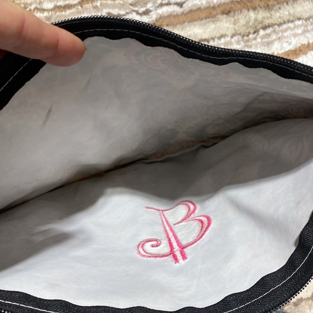 Thirty-One Black, White and Red Bag with Plastic Inside 12x9x2 Zippered​​​ - Picture 4 of 5